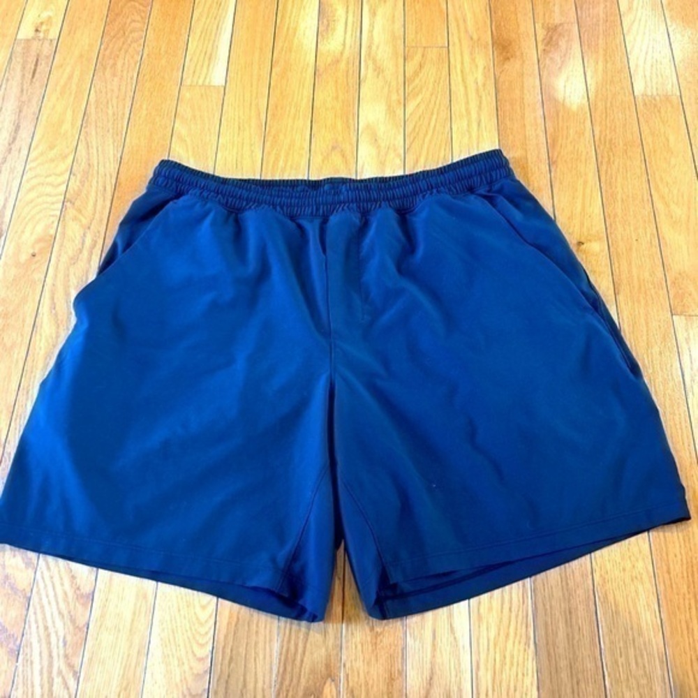 Lululemon Breaker Mens Athletic Workout Shorts Size XL Inseam 9” Media pocket